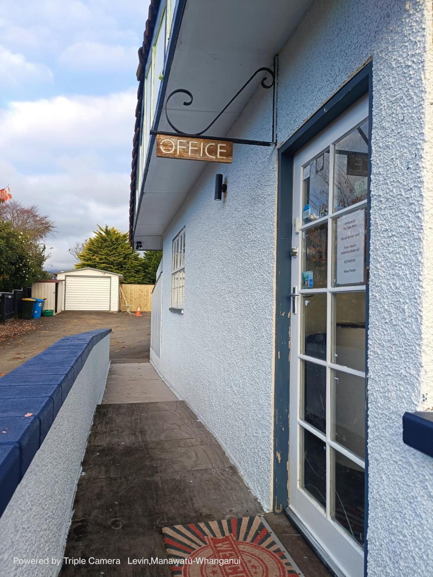 The Cave Motel Levin Exterior photo
